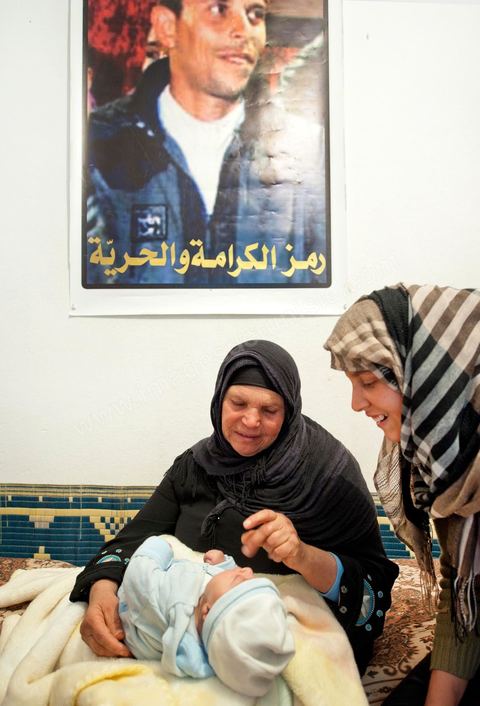9 février : La maman et sa fille avec Omar le nouveau né de Salem, frère de Mohamed, né le 17 décembre 2010, le jour de l'immolation de Mohamed Bouazizi. A la maison de Mohamed Bouazizi le 40ème jour de sa mort. Avec sa famille proche, mère, oncle, frère et soeurs, et amis du quartier célébration du 40ème jour de la mort de Mohamed Bouazizi. Dans la culture musulmane, le 40ème jour est le jour ou l'âme du défunt quitte la terre pour rejoindre le paradis, mùais aussi le jour où les parents doivent accepter ce départ de l'etre cher, le jour où l'on décrète la fin du deuil. ce jour là les proches de la famille viennent manger à la maison de la famille du défunt.