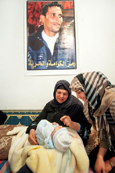 9 février : La maman et sa fille avec Omar le nouveau né de Salem, frère de Mohamed, né le 17 décembre 2010, le jour de l'immolation de Mohamed Bouazizi. A la maison de Mohamed Bouazizi le 40ème jour de sa mort. Avec sa famille proche, mère, oncle, frère et soeurs, et amis du quartier célébration du 40ème jour de la mort de Mohamed Bouazizi. Dans la culture musulmane, le 40ème jour est le jour ou l'âme du défunt quitte la terre pour rejoindre le paradis, mùais aussi le jour où les parents doivent accepter ce départ de l'etre cher, le jour où l'on décrète la fin du deuil. ce jour là les proches de la famille viennent manger à la maison de la famille du défunt.