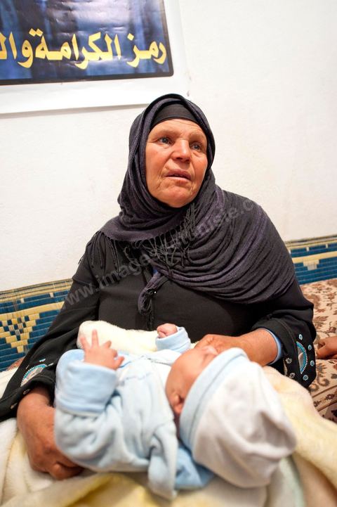 9 février : La maman de Mohamed avec Omar le nouveau né de Salem, frère de Mohamed, né le 17 décembre 2010, le jour de l'immolation de Mohamed Bouazizi. A la maison de Mohamed Bouazizi le 40ème jour de sa mort. Avec sa famille proche, mère, oncle, frère et soeurs, et amis du quartier célébration du 40ème jour de la mort de Mohamed Bouazizi. Dans la culture musulmane, le 40ème jour est le jour ou l'âme du défunt quitte la terre pour rejoindre le paradis, mùais aussi le jour où les parents doivent accepter ce départ de l'etre cher, le jour où l'on décrète la fin du deuil. ce jour là les proches de la famille viennent manger à la maison de la famille du défunt.