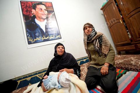 9 février : La maman et sa fille avec Omar le nouveau né de Salem, frère de Mohamed, né le 17 décembre 2010, le jour de l'immolation de Mohamed Bouazizi. A la maison de Mohamed Bouazizi le 40ème jour de sa mort. Avec sa famille proche, mère, oncle, frère et soeurs, et amis du quartier célébration du 40ème jour de la mort de Mohamed Bouazizi. Dans la culture musulmane, le 40ème jour est le jour ou l'âme du défunt quitte la terre pour rejoindre le paradis, mùais aussi le jour où les parents doivent accepter ce départ de l'etre cher, le jour où l'on décrète la fin du deuil. ce jour là les proches de la famille viennent manger à la maison de la famille du défunt.
