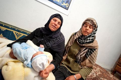 9 février : La maman et sa fille avec Omar le nouveau né de Salem, frère de Mohamed, né le 17 décembre 2010, le jour de l'immolation de Mohamed Bouazizi. A la maison de Mohamed Bouazizi le 40ème jour de sa mort. Avec sa famille proche, mère, oncle, frère et soeurs, et amis du quartier célébration du 40ème jour de la mort de Mohamed Bouazizi. Dans la culture musulmane, le 40ème jour est le jour ou l'âme du défunt quitte la terre pour rejoindre le paradis, mùais aussi le jour où les parents doivent accepter ce départ de l'etre cher, le jour où l'on décrète la fin du deuil. ce jour là les proches de la famille viennent manger à la maison de la famille du défunt.