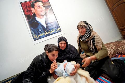 9 février : La maman et ses filles avec Omar le nouveau né de Salem, frère de Mohamed, né le 17 décembre 2010, le jour de l'immolation de Mohamed Bouazizi. A la maison de Mohamed Bouazizi le 40ème jour de sa mort. Avec sa famille proche, mère, oncle, frère et soeurs, et amis du quartier célébration du 40ème jour de la mort de Mohamed Bouazizi. Dans la culture musulmane, le 40ème jour est le jour ou l'âme du défunt quitte la terre pour rejoindre le paradis, mùais aussi le jour où les parents doivent accepter ce départ de l'etre cher, le jour où l'on décrète la fin du deuil. ce jour là les proches de la famille viennent manger à la maison de la famille du défunt.