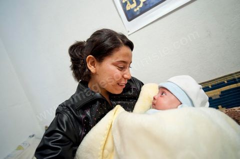 9 février : La soeur de Mohamed avec Omar le nouveau né de Salem, frère de Mohamed, né le 17 décembre 2010, le jour de l'immolation de Mohamed Bouazizi. A la maison de Mohamed Bouazizi le 40ème jour de sa mort. Avec sa famille proche, mère, oncle, frère et soeurs, et amis du quartier célébration du 40ème jour de la mort de Mohamed Bouazizi. Dans la culture musulmane, le 40ème jour est le jour ou l'âme du défunt quitte la terre pour rejoindre le paradis, mùais aussi le jour où les parents doivent accepter ce départ de l'etre cher, le jour où l'on décrète la fin du deuil. ce jour là les proches de la famille viennent manger à la maison de la famille du défunt.