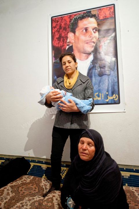 9 février : Leila, la soeur de Mohamed, et la maman avec Omar le nouveau né de Salem, frère de Mohamed, né le 17 décembre 2010, le jour de l'immolation de Mohamed Bouazizi. A la maison de Mohamed Bouazizi le 40ème jour de sa mort. Avec sa famille proche, mère, oncle, frère et soeurs, et amis du quartier célébration du 40ème jour de la mort de Mohamed Bouazizi. Dans la culture musulmane, le 40ème jour est le jour ou l'âme du défunt quitte la terre pour rejoindre le paradis, mùais aussi le jour où les parents doivent accepter ce départ de l'etre cher, le jour où l'on décrète la fin du deuil. ce jour là les proches de la famille viennent manger à la maison de la famille du défunt.