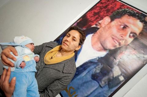 February 9: Leila, Mohamed’s sister, with Omar, the newborn son of Salem, Mohamed’s brother, born on December 17, 2010—the day Mohamed Bouazizi set himself on fire. At Mohamed Bouazizi’s home on the 40th day after his death. Together with his immediate family—his mother, uncle, brother, and sisters—and friends from the neighborhood, they celebrated the 40th day since Mohamed Bouazizi’s death. In Muslim culture, the 40th day is the day when the soul of the deceased leaves the earth to enter paradise, but it is also the day when the family must accept the departure of their loved one—the day when the period of mourning is declared over. On this day, close relatives gather to eat at the home of the deceased’s family.