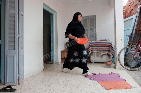9 février : la maman de Mohamed à la maison de Mohamed Bouazizi le 40ème jour de sa mort. Avec sa famille proche, mère, oncle, frère et soeurs, et amis du quartier célébration du 40ème jour de la mort de Mohamed Bouazizi. Dans la culture musulmane, le 40ème jour est le jour ou l'âme du défunt quitte la terre pour rejoindre le paradis, mùais aussi le jour où les parents doivent accepter ce départ de l'etre cher, le jour où l'on décrète la fin du deuil. ce jour là les proches de la famille viennent manger à la maison de la famille du défunt.