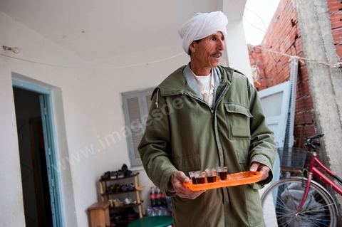 February 9: Ahmed, Mohamed’s uncle, at Mohamed Bouazizi’s home on the 40th day after his death. Together with his immediate family—his mother, uncle, brother, and sisters—and friends from the neighborhood, they celebrated the 40th day since Mohamed Bouazizi’s death. In Muslim culture, the 40th day is the day when the soul of the deceased leaves the earth to enter paradise; it is also the day when the family must accept the departure of their loved one, the day when mourning is declared over. On this day, close relatives gather for a meal at the home of the deceased’s family.