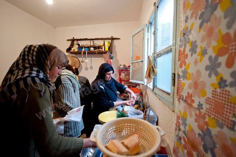 February 9: In the kitchen, Mohamed’s mother and her daughters prepare a meal for the guests at Mohamed Bouazizi’s home on the 40th day after his death. Together with his immediate family—his mother, uncle, brother, and sisters—and friends from the neighborhood, they celebrate the 40th day since Mohamed Bouazizi’s death. In Muslim culture, the 40th day is the day when the soul of the deceased leaves the earth to enter paradise; it is also the day when the family must accept the departure of their loved one—the day when the mourning period is declared over. On this day, close relatives gather to eat at the home of the deceased’s family.