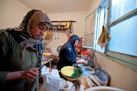 February 9: In the kitchen, Mohamed’s mother and her daughters prepare a meal for the guests at Mohamed Bouazizi’s home on the 40th day after his death. Together with his immediate family—his mother, uncle, brother, and sisters—and friends from the neighborhood, they celebrate the 40th day since Mohamed Bouazizi’s death. In Muslim culture, the 40th day is the day when the soul of the deceased leaves the earth to enter paradise; it is also the day when the family must accept the departure of their loved one—the day when the mourning period is declared over. On this day, close relatives gather to eat at the home of the deceased’s family.