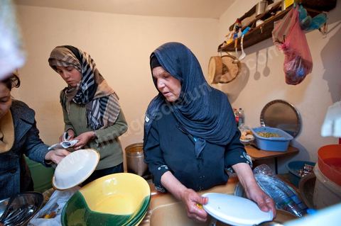 February 9: In the kitchen, Mohamed’s mother and her daughters prepare a meal for the guests at Mohamed Bouazizi’s home on the 40th day after his death. Together with his immediate family—his mother, uncle, brother, and sisters—and friends from the neighborhood, they celebrate the 40th day since Mohamed Bouazizi’s death. In Muslim culture, the 40th day is the day when the soul of the deceased leaves the earth to enter paradise; it is also the day when the family must accept the departure of their loved one—the day when the mourning period is declared over. On this day, close relatives gather to eat at the home of the deceased’s family.