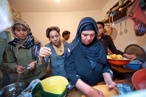 February 9: In the kitchen, Mohamed’s mother and her daughters prepare a meal for the guests at Mohamed Bouazizi’s home on the 40th day after his death. Together with his immediate family—his mother, uncle, brother, and sisters—and friends from the neighborhood, they celebrate the 40th day since Mohamed Bouazizi’s death. In Muslim culture, the 40th day is the day when the soul of the deceased leaves the earth to enter paradise; it is also the day when the family must accept the departure of their loved one—the day when the mourning period is declared over. On this day, close relatives gather to eat at the home of the deceased’s family.
