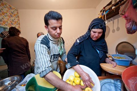 February 9: In the kitchen, Mohamed’s mother and her daughters prepare a meal for the guests at Mohamed Bouazizi’s home on the 40th day after his death. Together with his immediate family—his mother, uncle, brother, and sisters—and friends from the neighborhood, they celebrate the 40th day since Mohamed Bouazizi’s death. In Muslim culture, the 40th day is the day when the soul of the deceased leaves the earth to enter paradise; it is also the day when the family must accept the departure of their loved one—the day when the mourning period is declared over. On this day, close relatives gather to eat at the home of the deceased’s family.
