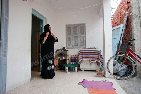 9 février : la maman de Mohamed à la maison de Mohamed Bouazizi le 40ème jour de sa mort. Avec sa famille proche, mère, oncle, frère et soeurs, et amis du quartier célébration du 40ème jour de la mort de Mohamed Bouazizi. Dans la culture musulmane, le 40ème jour est le jour ou l'âme du défunt quitte la terre pour rejoindre le paradis, mùais aussi le jour où les parents doivent accepter ce départ de l'etre cher, le jour où l'on décrète la fin du deuil. ce jour là les proches de la famille viennent manger à la maison de la famille du défunt.
