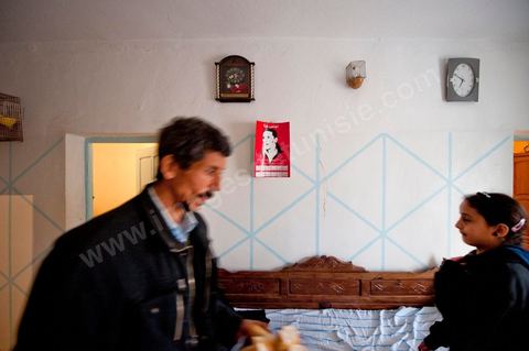 9 février : L'oncle de Mohamed et père de ses demis soeurs accueillent les invités à la maison de Mohamed Bouazizi le 40ème jour de sa mort. Avec sa famille proche, mère, oncle, frère et soeurs, et amis du quartier célébration du 40ème jour de la mort de Mohamed Bouazizi. Dans la culture musulmane, le 40ème jour est le jour ou l'âme du défunt quitte la terre pour rejoindre le paradis, mùais aussi le jour où les parents doivent accepter ce départ de l'etre cher, le jour où l'on décrète la fin du deuil. ce jour là les proches de la famille viennent manger à la maison de la famille du défunt.