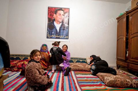 February 9: At Mohamed Bouazizi’s home on the 40th day after his death. Together with his immediate family—his mother, uncle, brother, and sisters—and friends from the neighborhood, a ceremony was held to mark the 40th day since Mohamed Bouazizi’s death. In Muslim culture, the 40th day is the day when the soul of the deceased leaves earth to enter paradise; it is also the day when relatives must accept the departure of their loved one—the day when the period of mourning is declared over. On this day, close relatives gather to eat at the home of the deceased’s family.
