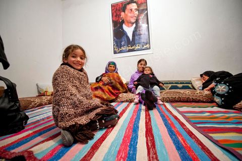 February 9: At Mohamed Bouazizi’s home on the 40th day after his death. Together with his immediate family—his mother, uncle, brother, and sisters—and friends from the neighborhood, a ceremony was held to mark the 40th day since Mohamed Bouazizi’s death. In Muslim culture, the 40th day is the day when the soul of the deceased leaves earth to enter paradise; it is also the day when relatives must accept the departure of their loved one—the day when the period of mourning is declared over. On this day, close relatives gather to eat at the home of the deceased’s family.