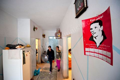 February 9: At Mohamed Bouazizi’s home on the 40th day after his death. Together with his immediate family—his mother, uncle, brother, and sisters—and friends from the neighborhood, a ceremony was held to mark the 40th day since Mohamed Bouazizi’s death. In Muslim culture, the 40th day is the day when the soul of the deceased leaves earth to enter paradise; it is also the day when relatives must accept the departure of their loved one—the day when the period of mourning is declared over. On this day, close relatives gather to eat at the home of the deceased’s family.