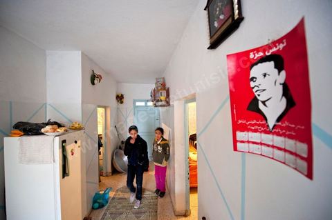 February 9: At Mohamed Bouazizi’s home on the 40th day after his death. Together with his immediate family—his mother, uncle, brother, and sisters—and friends from the neighborhood, a ceremony was held to mark the 40th day since Mohamed Bouazizi’s death. In Muslim culture, the 40th day is the day when the soul of the deceased leaves earth to enter paradise; it is also the day when relatives must accept the departure of their loved one—the day when the period of mourning is declared over. On this day, close relatives gather to eat at the home of the deceased’s family.