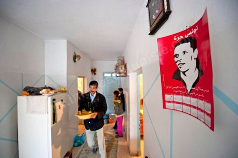 February 9: At Mohamed Bouazizi’s home on the 40th day after his death. Together with his immediate family—his mother, uncle, brother, and sisters—and friends from the neighborhood, a ceremony was held to mark the 40th day since Mohamed Bouazizi’s death. In Muslim culture, the 40th day is the day when the soul of the deceased leaves earth to enter paradise; it is also the day when relatives must accept the departure of their loved one—the day when the period of mourning is declared over. On this day, close relatives gather to eat at the home of the deceased’s family.