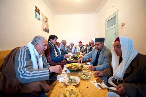 February 9: Men gathered at Mohamed Bouazizi’s home to recite prayers in his honor on the 40th day after his death. Together with his immediate family—his mother, uncle, brother, and sisters—and friends from the neighborhood, they commemorated the 40th day since Mohamed Bouazizi’s death. In Muslim culture, the 40th day is the day when the soul of the deceased leaves the earth to enter paradise; it is also the day when relatives must accept the departure of their loved one, the day on which the period of mourning is declared over. On this day, close relatives gather to eat at the home of the deceased’s family.
