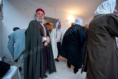 9 février : Les hommes venus prier et rendre hommage à Mohamed se retirent. à la maison de Mohamed Bouazizi le 40ème jour de sa mort. Avec sa famille proche, mère, oncle, frère et soeurs, et amis du quartier célébration du 40ème jour de la mort de Mohamed Bouazizi. Dans la culture musulmane, le 40ème jour est le jour ou l'âme du défunt quitte la terre pour rejoindre le paradis, mùais aussi le jour où les parents doivent accepter ce départ de l'etre cher, le jour où l'on décrète la fin du deuil. ce jour là les proches de la famille viennent manger à la maison de la famille du défunt.
