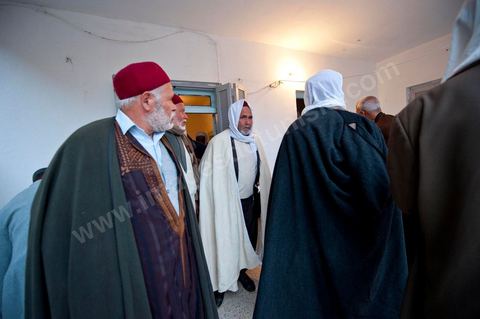 9 février : Les hommes venus prier et rendre hommage à Mohamed se retirent. à la maison de Mohamed Bouazizi le 40ème jour de sa mort. Avec sa famille proche, mère, oncle, frère et soeurs, et amis du quartier célébration du 40ème jour de la mort de Mohamed Bouazizi. Dans la culture musulmane, le 40ème jour est le jour ou l'âme du défunt quitte la terre pour rejoindre le paradis, mùais aussi le jour où les parents doivent accepter ce départ de l'etre cher, le jour où l'on décrète la fin du deuil. ce jour là les proches de la famille viennent manger à la maison de la famille du défunt.