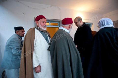 9 février : Les hommes venus prier et rendre hommage à Mohamed se retirent. à la maison de Mohamed Bouazizi le 40ème jour de sa mort. Avec sa famille proche, mère, oncle, frère et soeurs, et amis du quartier célébration du 40ème jour de la mort de Mohamed Bouazizi. Dans la culture musulmane, le 40ème jour est le jour ou l'âme du défunt quitte la terre pour rejoindre le paradis, mùais aussi le jour où les parents doivent accepter ce départ de l'etre cher, le jour où l'on décrète la fin du deuil. ce jour là les proches de la famille viennent manger à la maison de la famille du défunt.