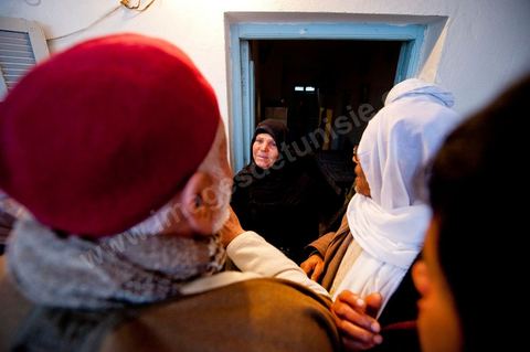 9 février : Les hommes venus prier et rendre hommage à Mohamed viennent saluer et soutenir la maman de Mohamed avant de se retirer. A la maison de Mohamed Bouazizi le 40ème jour de sa mort. Avec sa famille proche, mère, oncle, frère et soeurs, et amis du quartier célébration du 40ème jour de la mort de Mohamed Bouazizi. Dans la culture musulmane, le 40ème jour est le jour ou l'âme du défunt quitte la terre pour rejoindre le paradis, mùais aussi le jour où les parents doivent accepter ce départ de l'etre cher, le jour où l'on décrète la fin du deuil. ce jour là les proches de la famille viennent manger à la maison de la famille du défunt.