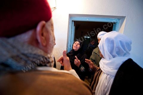 9 février : Les hommes venus prier et rendre hommage à Mohamed viennent saluer et soutenir la maman de Mohamed avant de se retirer. A la maison de Mohamed Bouazizi le 40ème jour de sa mort. Avec sa famille proche, mère, oncle, frère et soeurs, et amis du quartier célébration du 40ème jour de la mort de Mohamed Bouazizi. Dans la culture musulmane, le 40ème jour est le jour ou l'âme du défunt quitte la terre pour rejoindre le paradis, mùais aussi le jour où les parents doivent accepter ce départ de l'etre cher, le jour où l'on décrète la fin du deuil. ce jour là les proches de la famille viennent manger à la maison de la famille du défunt.