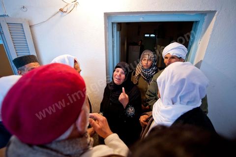 9 février : Les hommes venus prier et rendre hommage à Mohamed viennent saluer et soutenir la maman de Mohamed avant de se retirer. A la maison de Mohamed Bouazizi le 40ème jour de sa mort. Avec sa famille proche, mère, oncle, frère et soeurs, et amis du quartier célébration du 40ème jour de la mort de Mohamed Bouazizi. Dans la culture musulmane, le 40ème jour est le jour ou l'âme du défunt quitte la terre pour rejoindre le paradis, mùais aussi le jour où les parents doivent accepter ce départ de l'etre cher, le jour où l'on décrète la fin du deuil. ce jour là les proches de la famille viennent manger à la maison de la famille du défunt.