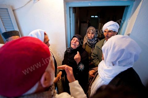 9 février : Les hommes venus prier et rendre hommage à Mohamed viennent saluer et soutenir la maman de Mohamed avant de se retirer. A la maison de Mohamed Bouazizi le 40ème jour de sa mort. Avec sa famille proche, mère, oncle, frère et soeurs, et amis du quartier célébration du 40ème jour de la mort de Mohamed Bouazizi. Dans la culture musulmane, le 40ème jour est le jour ou l'âme du défunt quitte la terre pour rejoindre le paradis, mùais aussi le jour où les parents doivent accepter ce départ de l'etre cher, le jour où l'on décrète la fin du deuil. ce jour là les proches de la famille viennent manger à la maison de la famille du défunt.