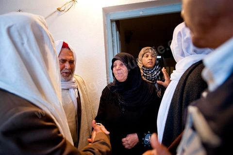 9 février : Les hommes venus prier et rendre hommage à Mohamed viennent saluer et soutenir la maman de Mohamed avant de se retirer. A la maison de Mohamed Bouazizi le 40ème jour de sa mort. Avec sa famille proche, mère, oncle, frère et soeurs, et amis du quartier célébration du 40ème jour de la mort de Mohamed Bouazizi. Dans la culture musulmane, le 40ème jour est le jour ou l'âme du défunt quitte la terre pour rejoindre le paradis, mùais aussi le jour où les parents doivent accepter ce départ de l'etre cher, le jour où l'on décrète la fin du deuil. ce jour là les proches de la famille viennent manger à la maison de la famille du défunt.