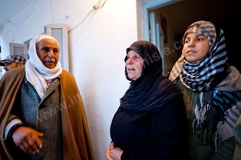 9 février : Les hommes venus prier et rendre hommage à Mohamed viennent saluer et soutenir la maman de Mohamed avant de se retirer. A la maison de Mohamed Bouazizi le 40ème jour de sa mort. Avec sa famille proche, mère, oncle, frère et soeurs, et amis du quartier célébration du 40ème jour de la mort de Mohamed Bouazizi. Dans la culture musulmane, le 40ème jour est le jour ou l'âme du défunt quitte la terre pour rejoindre le paradis, mùais aussi le jour où les parents doivent accepter ce départ de l'etre cher, le jour où l'on décrète la fin du deuil. ce jour là les proches de la famille viennent manger à la maison de la famille du défunt.