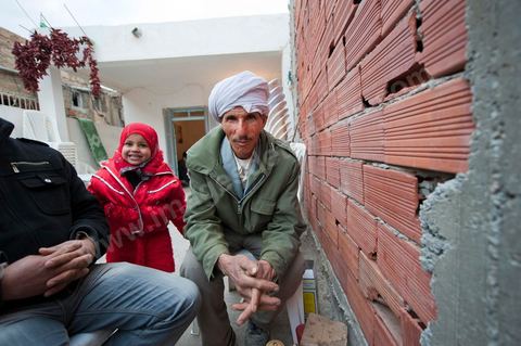 9 février : Discussion autour du kanoun et d ela préparation du thé avec l'oncle Ahmed dans la cour de la maison de Mohamed Bouazizi le 40ème jour de sa mort. Avec sa famille proche, mère, oncle, frère et soeurs, et amis du quartier célébration du 40ème jour de la mort de Mohamed Bouazizi. Dans la culture musulmane, le 40ème jour est le jour ou l'âme du défunt quitte la terre pour rejoindre le paradis, mùais aussi le jour où les parents doivent accepter ce départ de l'etre cher, le jour où l'on décrète la fin du deuil. ce jour là les proches de la famille viennent manger à la maison de la famille du défunt.