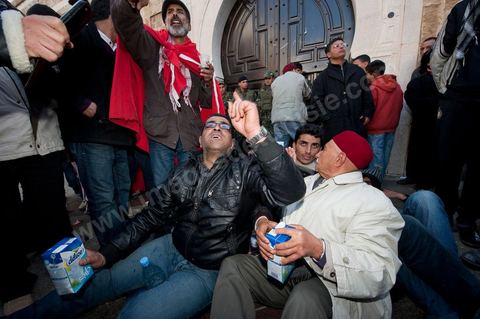 Journée du 23 janvier : arrivée à Tunis de la "Caravane de la Libération". Près d'un millier de manifestants venant des régions de Sidi Bouzid et Kasserine pour  " faire tomber le gouvernement". Après une nuit sur les routes de Tunisie, ces hommes, femmes et enfants à l'origine de cette révolution viennent s'installer devant les portes du Premier Ministère pour demander la démission du gouvernement. Soutenus par les tunisois qui leur apportent de la nourriture et écoutent les histoires de ces martyrs de la Révolution. Couchés devant les portes du premier ministre, ils décident de ne pas bouger tant que le gouvernement ne démissionne. C'est leur Révolution.