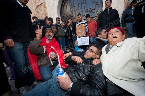 Journée du 23 janvier : arrivée à Tunis de la "Caravane de la Libération". Près d'un millier de manifestants venant des régions de Sidi Bouzid et Kasserine pour  " faire tomber le gouvernement". Après une nuit sur les routes de Tunisie, ces hommes, femmes et enfants à l'origine de cette révolution viennent s'installer devant les portes du Premier Ministère pour demander la démission du gouvernement. Soutenus par les tunisois qui leur apportent de la nourriture et écoutent les histoires de ces martyrs de la Révolution. Couchés devant les portes du premier ministre, ils décident de ne pas bouger tant que le gouvernement ne démissionne. C'est leur Révolution.