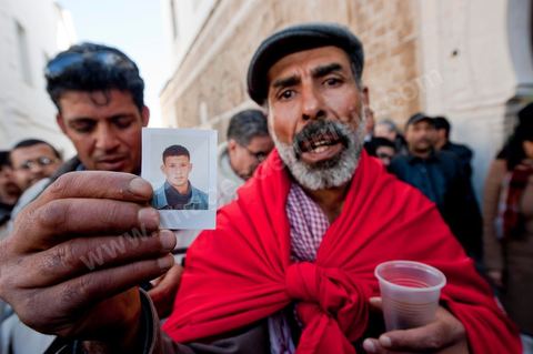 Journée du 23 janvier : arrivée à Tunis de la "Caravane de la Libération". Près d'un millier de manifestants venant des régions de Sidi Bouzid et Kasserine pour  " faire tomber le gouvernement". Après une nuit sur les routes de Tunisie, ces hommes, femmes et enfants à l'origine de cette révolution viennent s'installer devant les portes du Premier Ministère pour demander la démission du gouvernement. Soutenus par les tunisois qui leur apportent de la nourriture et écoutent les histoires de ces martyrs de la Révolution. Couchés devant les portes du premier ministre, ils décident de ne pas bouger tant que le gouvernement ne démissionne. C'est leur Révolution.