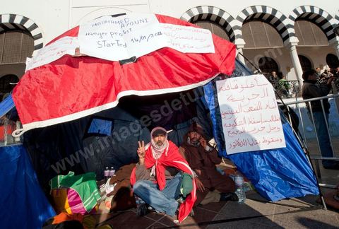 Journée du 24 : Deuxième jour de protestations de la Caravane de la libération. Après avoir dormis sur la place du gouvernement en face du premier Ministère les gens du sud ouest maintiennent leur position tant que le gouvernement ne démissionne pas. Manifestations, hommages aux martyrs de la Révolution, sitin et discussions avec les militaires.