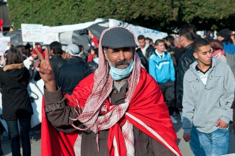 26 janvier sur la place de la Kasbah la Caravane de la libération maintient sa présence. L'installation des habitants du sud ouest devant les portes du gouvernement est de plus ne plus soutenue par les avocats qui les protégent des manipulations diverses, des médecins qui les soignent et de la jeunesse qui découvrent la démocratie. Elle affrontera aussi pour la première fois ce matin les forces de police gaz lacrymo et coups de matraques. 