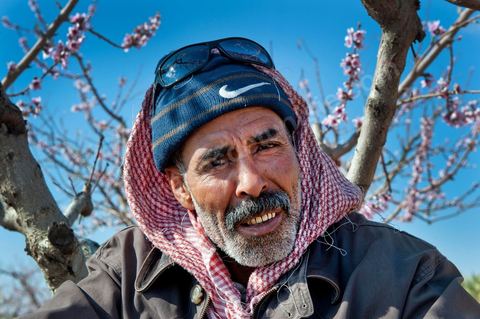 Mohamend Ayoun habite, vit et travaille à Regueb une ville à 30 km de Sidi Bouzid. Regueb a été à l'origine et au coeur des émeutes, mouvemenstd e protestations pour la démocratie et où la population a connu de très forts affrontements avec la police du régime de Ben Ali provocant 7 morts et une cinquantaine de blessés. Mohamed ancien combattant pendant 20 ans au Liban et en Palestine, il est revenu chez lui à Regueb où il a fondé sa famille et travaille comme ouvrier agricole saisonnier. Son expérience de revolutionnaire dasn le monde arabe ont fait de lui un maître et de cette révolution populaire tunsienne dasn sa ville, encadrant et soutenant cette jeunesse à la source de la révolte. Rencontré lors de la Caravane de la Libération à la place de la Kasbah de Tunis où pendant son sitin de 6 jours il a fait la grève de la faim pour obtenir le départ des ex Ben Ali dans le premier gouvernement de la transition. Quelques jours plus tard, je retrouve Mohamed à Regueb et passe 2 jours à la rencontre de sa vie et des gens de ces régions.