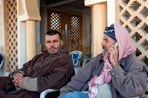 Mohamend Ayoun habite, vit et travaille à Regueb une ville à 30 km de Sidi Bouzid. Regueb a été à l'origine et au coeur des émeutes, mouvemenstd e protestations pour la démocratie et où la population a connu de très forts affrontements avec la police du régime de Ben Ali provocant 7 morts et une cinquantaine de blessés. Mohamed ancien combattant pendant 20 ans au Liban et en Palestine, il est revenu chez lui à Regueb où il a fondé sa famille et travaille comme ouvrier agricole saisonnier. Son expérience de revolutionnaire dasn le monde arabe ont fait de lui un maître et de cette révolution populaire tunsienne dasn sa ville, encadrant et soutenant cette jeunesse à la source de la révolte. Rencontré lors de la Caravane de la Libération à la place de la Kasbah de Tunis où pendant son sitin de 6 jours il a fait la grève de la faim pour obtenir le départ des ex Ben Ali dans le premier gouvernement de la transition. Quelques jours plus tard, je retrouve Mohamed à Regueb et passe 2 jours à la rencontre de sa vie et des gens de ces régions.