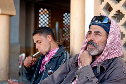 Mohamend Ayoun habite, vit et travaille à Regueb une ville à 30 km de Sidi Bouzid. Regueb a été à l'origine et au coeur des émeutes, mouvemenstd e protestations pour la démocratie et où la population a connu de très forts affrontements avec la police du régime de Ben Ali provocant 7 morts et une cinquantaine de blessés. Mohamed ancien combattant pendant 20 ans au Liban et en Palestine, il est revenu chez lui à Regueb où il a fondé sa famille et travaille comme ouvrier agricole saisonnier. Son expérience de revolutionnaire dasn le monde arabe ont fait de lui un maître et de cette révolution populaire tunsienne dasn sa ville, encadrant et soutenant cette jeunesse à la source de la révolte. Rencontré lors de la Caravane de la Libération à la place de la Kasbah de Tunis où pendant son sitin de 6 jours il a fait la grève de la faim pour obtenir le départ des ex Ben Ali dans le premier gouvernement de la transition. Quelques jours plus tard, je retrouve Mohamed à Regueb et passe 2 jours à la rencontre de sa vie et des gens de ces régions.