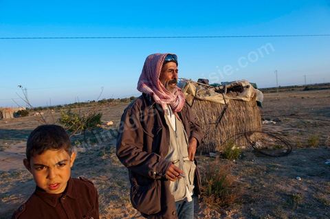 Mohamend Ayoun habite, vit et travaille à Regueb une ville à 30 km de Sidi Bouzid. Regueb a été à l'origine et au coeur des émeutes, mouvemenstd e protestations pour la démocratie et où la population a connu de très forts affrontements avec la police du régime de Ben Ali provocant 7 morts et une cinquantaine de blessés. Mohamed ancien combattant pendant 20 ans au Liban et en Palestine, il est revenu chez lui à Regueb où il a fondé sa famille et travaille comme ouvrier agricole saisonnier. Son expérience de revolutionnaire dasn le monde arabe ont fait de lui un maître et de cette révolution populaire tunsienne dasn sa ville, encadrant et soutenant cette jeunesse à la source de la révolte. Rencontré lors de la Caravane de la Libération à la place de la Kasbah de Tunis où pendant son sitin de 6 jours il a fait la grève de la faim pour obtenir le départ des ex Ben Ali dans le premier gouvernement de la transition. Quelques jours plus tard, je retrouve Mohamed à Regueb et passe 2 jours à la rencontre de sa vie et des gens de ces régions.
