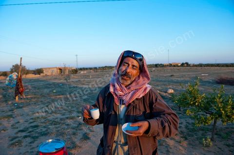 Mohamend Ayoun habite, vit et travaille à Regueb une ville à 30 km de Sidi Bouzid. Regueb a été à l'origine et au coeur des émeutes, mouvemenstd e protestations pour la démocratie et où la population a connu de très forts affrontements avec la police du régime de Ben Ali provocant 7 morts et une cinquantaine de blessés. Mohamed ancien combattant pendant 20 ans au Liban et en Palestine, il est revenu chez lui à Regueb où il a fondé sa famille et travaille comme ouvrier agricole saisonnier. Son expérience de revolutionnaire dasn le monde arabe ont fait de lui un maître et de cette révolution populaire tunsienne dasn sa ville, encadrant et soutenant cette jeunesse à la source de la révolte. Rencontré lors de la Caravane de la Libération à la place de la Kasbah de Tunis où pendant son sitin de 6 jours il a fait la grève de la faim pour obtenir le départ des ex Ben Ali dans le premier gouvernement de la transition. Quelques jours plus tard, je retrouve Mohamed à Regueb et passe 2 jours à la rencontre de sa vie et des gens de ces régions.