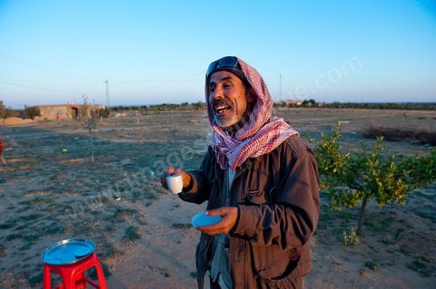 Mohamend Ayoun habite, vit et travaille à Regueb une ville à 30 km de Sidi Bouzid. Regueb a été à l'origine et au coeur des émeutes, mouvemenstd e protestations pour la démocratie et où la population a connu de très forts affrontements avec la police du régime de Ben Ali provocant 7 morts et une cinquantaine de blessés. Mohamed ancien combattant pendant 20 ans au Liban et en Palestine, il est revenu chez lui à Regueb où il a fondé sa famille et travaille comme ouvrier agricole saisonnier. Son expérience de revolutionnaire dasn le monde arabe ont fait de lui un maître et de cette révolution populaire tunsienne dasn sa ville, encadrant et soutenant cette jeunesse à la source de la révolte. Rencontré lors de la Caravane de la Libération à la place de la Kasbah de Tunis où pendant son sitin de 6 jours il a fait la grève de la faim pour obtenir le départ des ex Ben Ali dans le premier gouvernement de la transition. Quelques jours plus tard, je retrouve Mohamed à Regueb et passe 2 jours à la rencontre de sa vie et des gens de ces régions.