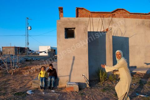 Mohamend Ayoun habite, vit et travaille à Regueb une ville à 30 km de Sidi Bouzid. Regueb a été à l'origine et au coeur des émeutes, mouvemenstd e protestations pour la démocratie et où la population a connu de très forts affrontements avec la police du régime de Ben Ali provocant 7 morts et une cinquantaine de blessés. Mohamed ancien combattant pendant 20 ans au Liban et en Palestine, il est revenu chez lui à Regueb où il a fondé sa famille et travaille comme ouvrier agricole saisonnier. Son expérience de revolutionnaire dasn le monde arabe ont fait de lui un maître et de cette révolution populaire tunsienne dasn sa ville, encadrant et soutenant cette jeunesse à la source de la révolte. Rencontré lors de la Caravane de la Libération à la place de la Kasbah de Tunis où pendant son sitin de 6 jours il a fait la grève de la faim pour obtenir le départ des ex Ben Ali dans le premier gouvernement de la transition. Quelques jours plus tard, je retrouve Mohamed à Regueb et passe 2 jours à la rencontre de sa vie et des gens de ces régions.