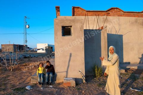 Mohamend Ayoun habite, vit et travaille à Regueb une ville à 30 km de Sidi Bouzid. Regueb a été à l'origine et au coeur des émeutes, mouvemenstd e protestations pour la démocratie et où la population a connu de très forts affrontements avec la police du régime de Ben Ali provocant 7 morts et une cinquantaine de blessés. Mohamed ancien combattant pendant 20 ans au Liban et en Palestine, il est revenu chez lui à Regueb où il a fondé sa famille et travaille comme ouvrier agricole saisonnier. Son expérience de revolutionnaire dasn le monde arabe ont fait de lui un maître et de cette révolution populaire tunsienne dasn sa ville, encadrant et soutenant cette jeunesse à la source de la révolte. Rencontré lors de la Caravane de la Libération à la place de la Kasbah de Tunis où pendant son sitin de 6 jours il a fait la grève de la faim pour obtenir le départ des ex Ben Ali dans le premier gouvernement de la transition. Quelques jours plus tard, je retrouve Mohamed à Regueb et passe 2 jours à la rencontre de sa vie et des gens de ces régions.