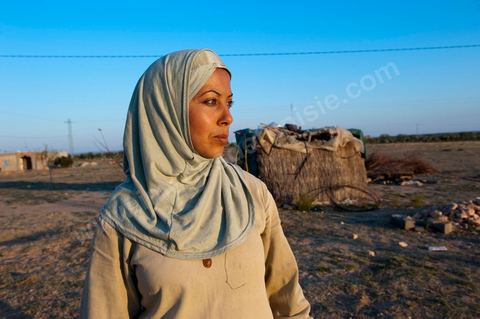 Mohamend Ayoun habite, vit et travaille à Regueb une ville à 30 km de Sidi Bouzid. Regueb a été à l'origine et au coeur des émeutes, mouvemenstd e protestations pour la démocratie et où la population a connu de très forts affrontements avec la police du régime de Ben Ali provocant 7 morts et une cinquantaine de blessés. Mohamed ancien combattant pendant 20 ans au Liban et en Palestine, il est revenu chez lui à Regueb où il a fondé sa famille et travaille comme ouvrier agricole saisonnier. Son expérience de revolutionnaire dasn le monde arabe ont fait de lui un maître et de cette révolution populaire tunsienne dasn sa ville, encadrant et soutenant cette jeunesse à la source de la révolte. Rencontré lors de la Caravane de la Libération à la place de la Kasbah de Tunis où pendant son sitin de 6 jours il a fait la grève de la faim pour obtenir le départ des ex Ben Ali dans le premier gouvernement de la transition. Quelques jours plus tard, je retrouve Mohamed à Regueb et passe 2 jours à la rencontre de sa vie et des gens de ces régions.