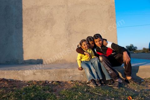 Mohamend Ayoun habite, vit et travaille à Regueb une ville à 30 km de Sidi Bouzid. Regueb a été à l'origine et au coeur des émeutes, mouvemenstd e protestations pour la démocratie et où la population a connu de très forts affrontements avec la police du régime de Ben Ali provocant 7 morts et une cinquantaine de blessés. Mohamed ancien combattant pendant 20 ans au Liban et en Palestine, il est revenu chez lui à Regueb où il a fondé sa famille et travaille comme ouvrier agricole saisonnier. Son expérience de revolutionnaire dasn le monde arabe ont fait de lui un maître et de cette révolution populaire tunsienne dasn sa ville, encadrant et soutenant cette jeunesse à la source de la révolte. Rencontré lors de la Caravane de la Libération à la place de la Kasbah de Tunis où pendant son sitin de 6 jours il a fait la grève de la faim pour obtenir le départ des ex Ben Ali dans le premier gouvernement de la transition. Quelques jours plus tard, je retrouve Mohamed à Regueb et passe 2 jours à la rencontre de sa vie et des gens de ces régions.