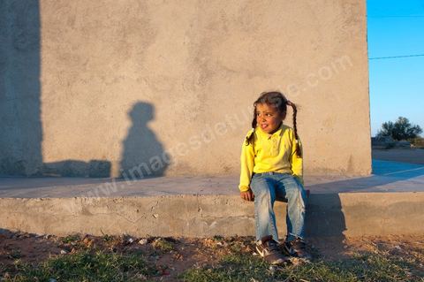 Mohamend Ayoun habite, vit et travaille à Regueb une ville à 30 km de Sidi Bouzid. Regueb a été à l'origine et au coeur des émeutes, mouvemenstd e protestations pour la démocratie et où la population a connu de très forts affrontements avec la police du régime de Ben Ali provocant 7 morts et une cinquantaine de blessés. Mohamed ancien combattant pendant 20 ans au Liban et en Palestine, il est revenu chez lui à Regueb où il a fondé sa famille et travaille comme ouvrier agricole saisonnier. Son expérience de revolutionnaire dasn le monde arabe ont fait de lui un maître et de cette révolution populaire tunsienne dasn sa ville, encadrant et soutenant cette jeunesse à la source de la révolte. Rencontré lors de la Caravane de la Libération à la place de la Kasbah de Tunis où pendant son sitin de 6 jours il a fait la grève de la faim pour obtenir le départ des ex Ben Ali dans le premier gouvernement de la transition. Quelques jours plus tard, je retrouve Mohamed à Regueb et passe 2 jours à la rencontre de sa vie et des gens de ces régions.